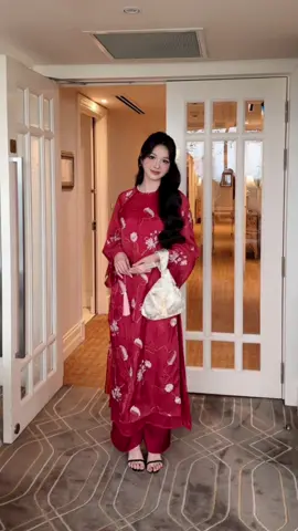 Thục Đoan | Nguyệt Cát Collection Sắc đỏ rực rỡ như chào đón một năm mới may mắn và hạnh phúc, Thục Đoan sử dụng chất liệu tơ thêu cao cấp với đường nét hoa văn thêu chìm và chi tiết cổ đính ngọc trai tạo nên vẻ ngoài sang trọng, thu hút cho nàng du xuân 