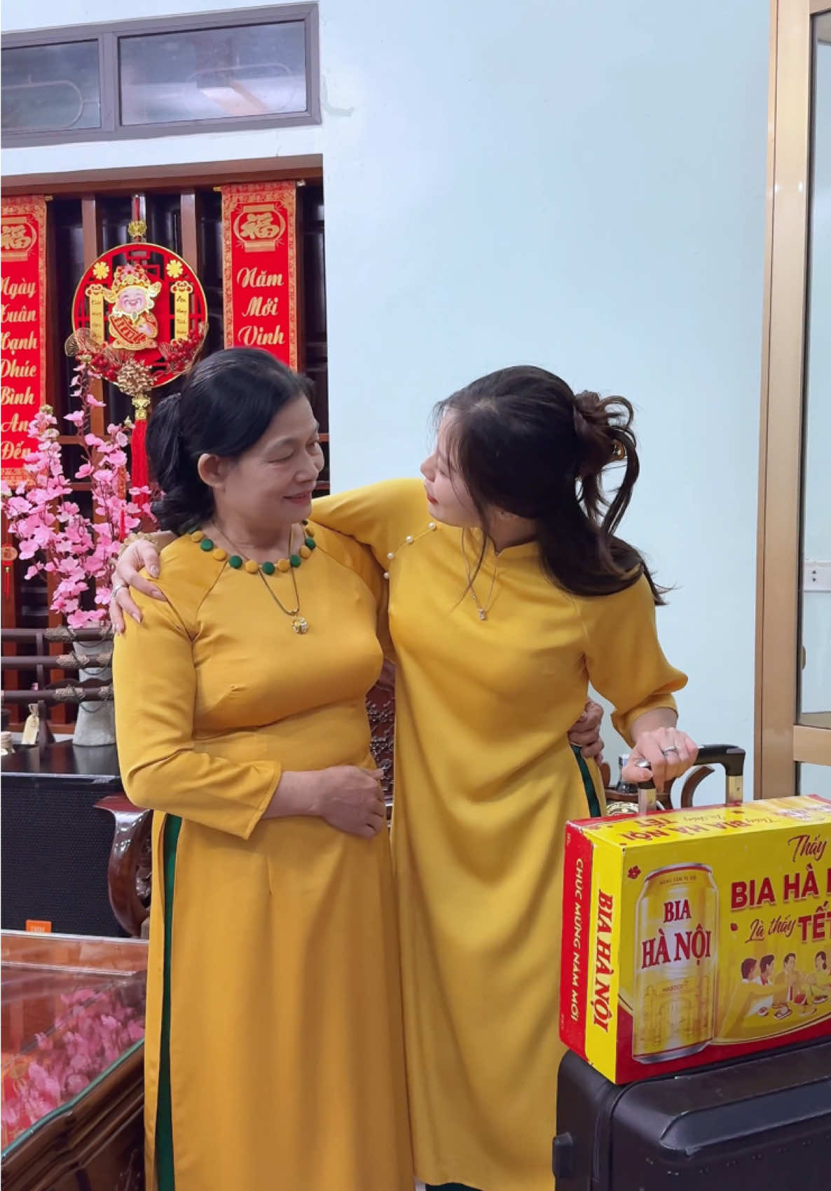 Nhà là nơi để trở về, Tết là ngày để đoàn tụ! #BiaHaNoi #Thấy_Bia_Hà_Nội_là_thấy_Tết #Vị_Bia_làm_nên_sắc_Tết (*) Người dưới 18 tuổi không được uống rượu, bia 