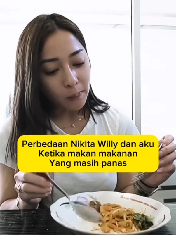 perbedaan saya ketika makan makanan panas #kontenhiburan #funny #vidiolucusakitperut #kontenkomedi #yuizah #hihuran #lucu_ngakak #kontenlucu #kocakparah #lucuabis #ngakak #kocak #Trend 