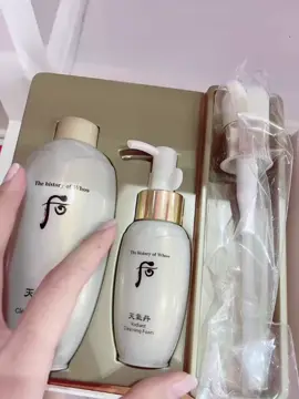 SỮA RỬA MẶT TÁI SINH DA – WHOO RADIANT CLEANSING FOAM - Xuất xứ: Hàn Quốc - Thương hiệu: The history of Whoo - Giá niêm yết: 70kw  💧Sữa rửa mặt tái sinh da Whoo Radiant Cleansing Foam là sản phẩm sữa rửa mặt giàu dưỡng chất. Hơn cả một sản phẩm làm sạch thông thường, sản phẩm còn có giúp chăm sóc làn da trắng mịn sạch mụn. Tái tạo năng lượng cho da, mang lại làn da hồng hào, khỏe mạnh. → Đặc điểm sản phẩm :  - Sữa rửa mặt Whoo Radiant Cleansing Foam sẽ giúp bạn trải nghiệm làn da sạch khỏe căng sáng được tái sinh sau ngày dài mệt mỏi! Dạng gel với vòi xịt thông minh duy trì làn da ẩm mượt, rạng rỡ là bước sạch sâu với lớp bọt mềm mịn.  - Sữa rửa mặt Whoo Radiant Cleansing Foam là sản phẩm sữa rửa mặt giàu dưỡng chất. Hơn cả một sản phẩm làm sạch thông thường, sản phẩm còn có giúp chăm sóc làn da trắng mịn sạch mụn. Tái tạo năng lượng cho da, mang lại làn da hồng hào, khỏe mạnh.  - Sữa rửa mặt Whoo Cheongidan Radiant Cleansing Foam sẽ giúp bạn trải nghiệm làn da sạch khỏe căng sáng được tái sinh sau ngày dài mệt mỏi! Dạng gel với vòi xịt thông minh duy trì làn da ẩm mượt, rạng rỡ là bước sạch sâu với lớp bọt mềm mịn.  - Với các thành phần quý trong phương pháp “Mỹ dung bí truyền” của Từ Hy thái hậu giúp chống lão hóa và giảm mụn trên da như: sâm núi, ngọc châu, lộc nhung, phấn cốt, và cây hoàng kim… Sản phẩm rất phù hợp với mọi loại da, đặc biệt làn da mỏng manh nhạy cảm. → Hướng dẫn sử dụng : Sau khi làm ướt mặt với nước ấm, cho 1 lượng nhỏ sản phẩm ra lòng bàn tay. Đánh tan lượng kem để tạo nhiều bọt, sau đó thoa lên khắp mặt. Nhẹ nhàng thoa vòng tròn theo chiều cấu tạo da. Chú ý những vùng bị mụn thì chà xát và rửa sau cùng. Vùng da tập trung nhiều dầu (vùng chữ T) hoặc mụn đầu đen (cánh mũi, trán) thì masage theo vòng tròn nhỏ và lâu hơn. Sau khoảng 1 phút, rửa lại với nước ấm và kết thúc bằng nước lạnh. → Set khuyến mãi bao gồm : Sữa rửa mặt tái sinh 200ml. Tặng kèm Sữa rửa mặt tái sinh 50ml. 〰️〰️〰️〰️〰️〰️〰️〰️〰️〰️〰️〰️〰️ ᴍʏ̃ ᴘʜᴀ̂̉ᴍ ʜᴀ̀ɴ ǫᴜᴏ̂́ᴄ ᴋʙᴇᴀᴜᴛʏ ɴʜᴀ ᴛʀᴀɴɢ -𝙆𝘽𝙀𝘼𝙐𝙏𝙔 ▫️ Cam kết hàng chính hãng 💯 ▫️ Ghé shop mua hàng để được tặng quà & tích điểm  ▫️Giảm 5% mọi đơn hàng khi mua hàng tại shop. Tích điểm giảm giá lên đến 10%  🏡03 Quang Trung, Nha Trang, Khánh Hoà  (gần ngã tư Hoàng Văn Thụ) 📱0901 908 808 - 0772522530  🏷 PAGE : MỸ PHẨM HÀN QUỐC KBEAUTY NHA TRANG        PAGE : MỸ PHẨM HÀN QUỐC KBEAUTY #myphamhanquocnhatrangchinhhanng #myphamchinhhangnhatrang #myphamhanquocnhatrang #skincare #makeup #thucphamchucnang #nuochoa #kemchongnang #nhanshiphoatoc