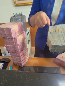 Paling enak liat uang orang yang segepok gepok, tapi gak kebagian selembar pun ke kita, hahahahaha cacian deh ….