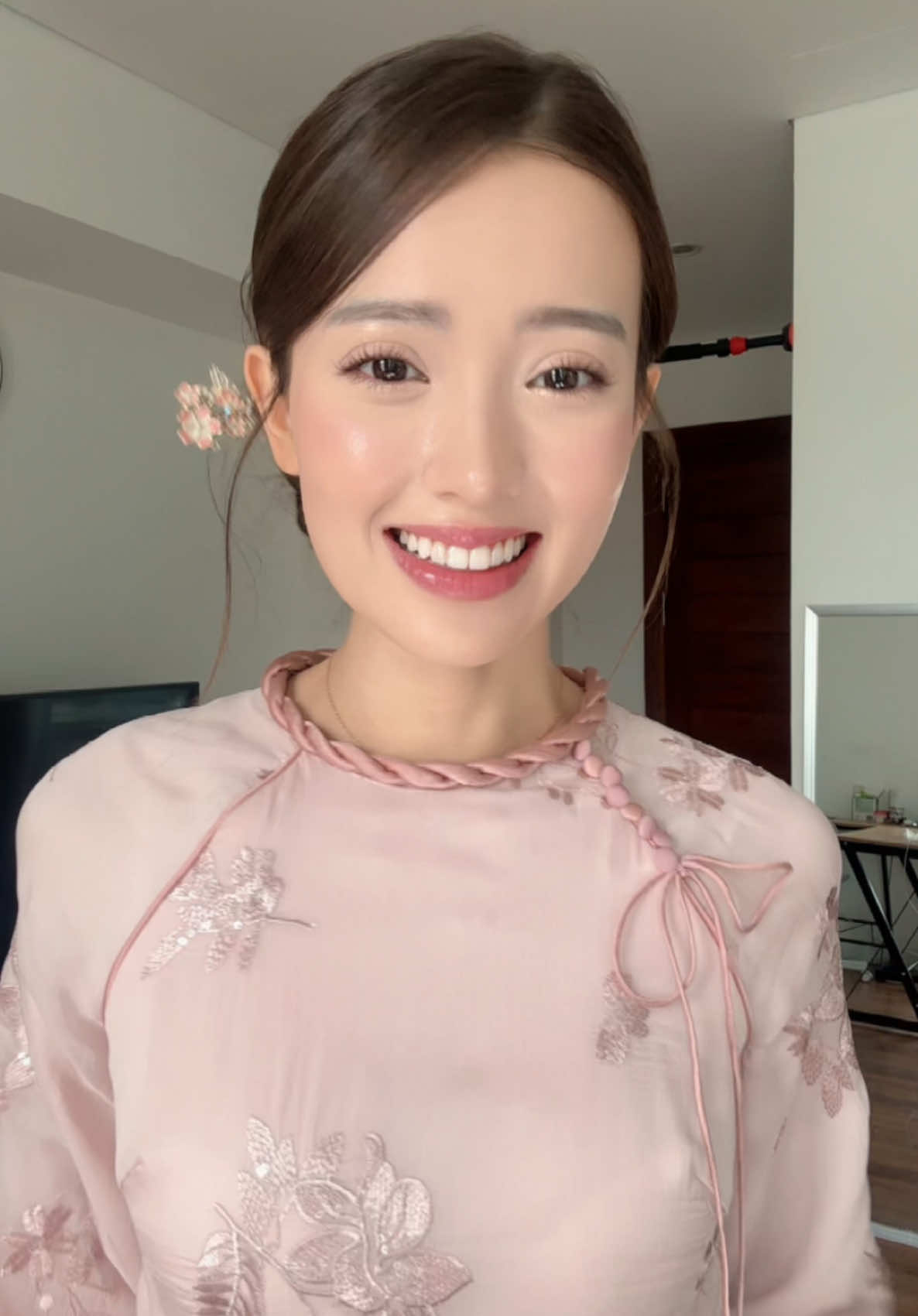 chị em chọn đúng ngày âm u để đi chụp áo dài 🤣