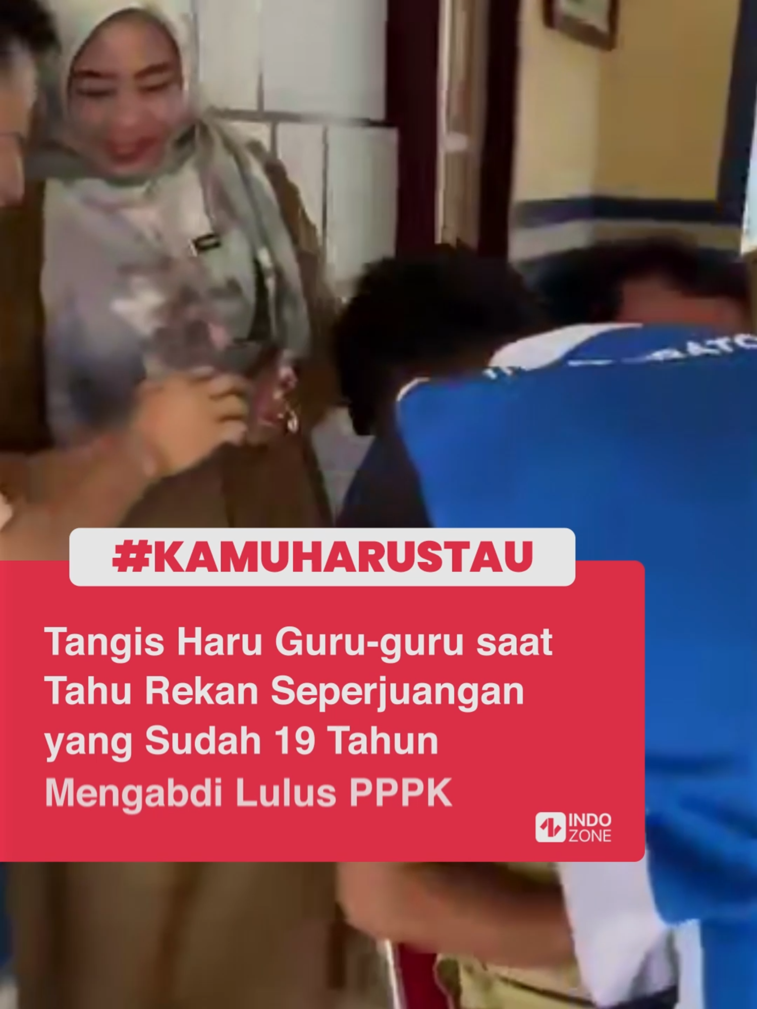 Tak ada perjuangan yang sia-sia jika dibarengi usaha yang maksimal, serta ikhtiar. Seperti yang dialami oleh seorang guru honorer yang  telah mengabdi 19 tahun ini. Penantiannya berbuah manis, kini dirinya lulus dalam seleksi PPPK setelah beberapa kali gagal mencoba. Kabar gembira ini langsung disambut haru oleh teman-teman seperjuangan. Bahkan, guru tersebut sampai tak menyangka hingga hanya bisa diam terpaku. Selamat ya, Pak. Video: TikTok/sukmabaramba [Baca berita dan informasi menarik lainnya hanya di www.indozone.id]