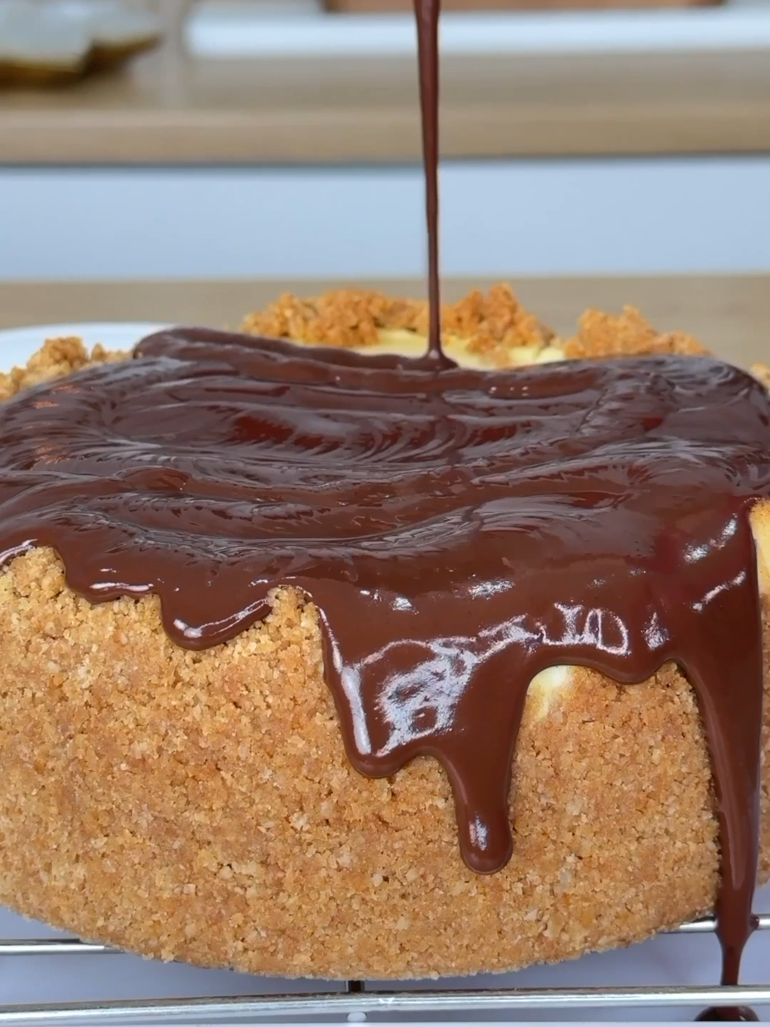 Amanti dei dolci, pronti per una nuova serie che vi farà innamorare?😍 EPISODIO 1: NY CHEESECAKE al cioccolato🔥🍫 @rossella_maraio Ingredienti: Stampo da 20 cm 600 g di Formaggio Fresco spalmabile 80 g di zucchero semolato 1/2 limone 200 ml di panna fresca per dolci 1 uovo 40 g di amido di mais 1 cucchiaio di estratto di vaniglia Per la Base: 220 g di biscotti secchi 120 g di burro fuso #nycheesecake #cioccolato #cheesecake #dolci #dessert