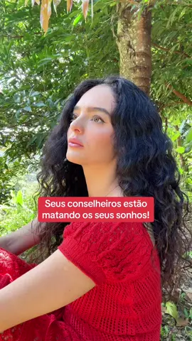 Eu sei que, à primeira vista, isso pode parecer meio louco, mas reflita comigo. Cada pessoa tem sua própria visão de mundo, seus próprios vieses, experiências e traumas.  Tudo isso influencia como julgamos a vida e o que ela tem a oferecer.  Então, como podemos tomar grandes decisões nos baseando cegamente nos conselhos de alguém que possui um conjunto totalmente diferente de valores, sonhos e experiências? É exatamente isso que fazemos muitas vezes: pedimos um conselho e seguimos à risca, sem questionar.  O que quero propor aqui é simples: use senso crítico. Analise os conselhos que você recebe sob a ótica dos seus próprios valores e do que você escolheu para si. E, acima de tudo, confie mais na sua intuição.  Todo ser humano veio equipado com ela, mas, com o passar do tempo, parece que a usamos cada vez menos.  Eu percebo que, quanto mais conhecimento e informação acumulo, menos recorro à minha intuição, como se uma coisa anulasse a outra. Essa reflexão não precisa ter uma conclusão definitiva — nem deveria.  Existem perguntas que você mesmo precisa responder, no seu tempo. Meu papel aqui é apenas ajudar você a fazer boas perguntas, não fornecer todas as respostas. #posicionamento #reflexão #motivacaodiaria #pensamentododia 