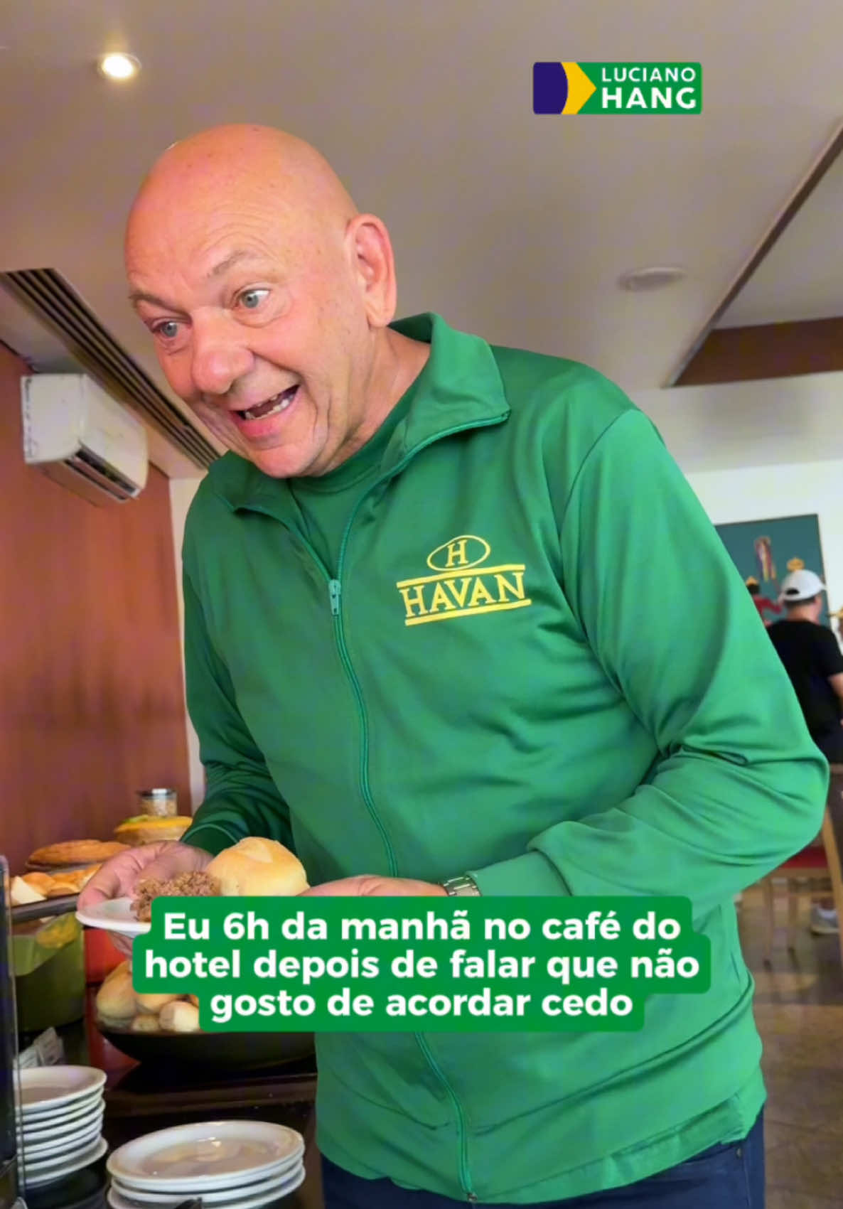 Motivação para acordar cedo nessa semana de viagem a trabalho: o café da manhã do hotel! 😂 Na noite passada cheguei no hotel às 3h da madrugada, e hoje, logo cedo, às 6h da manhã, já estou partindo para mais um longo dia de muito trabalho. Quem se identifica comenta aí! 💬 #Havan #VeioDaHavan #LucianoHang 