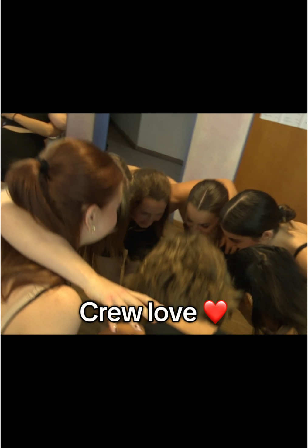 Vor dem Auftritt kurz sammeln und anfeuern.  Crewlove❤️ #fy #fyp #dance #foryou #foryoupage #danceschool #adamdanceacadem #tanzschulemünster #ostbevern #157 #dancefamily #crewlove #hiphop #tanz #heeldance #ladystyle #poledance #poldancemünster #hiphop 