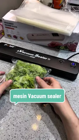 Memang seronok betul guna vacuum sealer ni untuk simpan makanan segar lebih lama! Tak perlu risau lagi makanan cepat rosak, boleh simpan macam-macam – dari daging, sayur, hingga biskut. Cara guna pun mudah, hanya tekan satu butang, siap! Kalau nak makanan tahan lebih lama dan jimat ruang dalam peti sejuk, inilah penyelesaiannya! #vacuumsealer #vacuumsealermachine #vacuumsealerbags #vacuumsealing