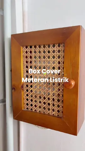 Salah satu best buy aku buat decor rumah yaitu box cover meteran listrik ini Dengan panjang 23cm Lebar 11cm dan tinggi 30cm Astetik Dengan warna kayu dan aksen rotannya selain jadi pelindung box meteran listrik bisa jadi pemanis dekorasi rumah #listrik #decor #racuntiktok  #homedecor #dekorasirumah #rumahminimalis 