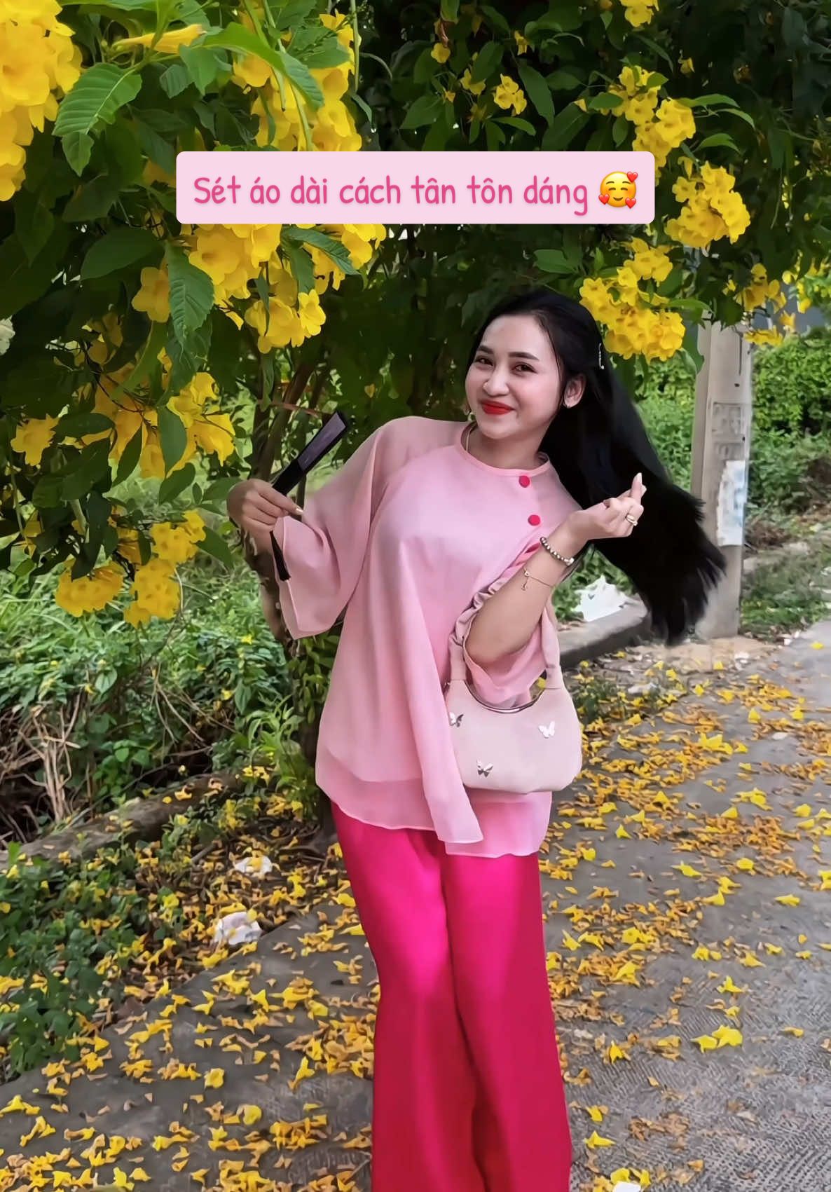 E thích hoa này 🥰 #aodaicachtan #aodaitet #dotet2025 #dotetxinh #aodaicachtan2025 #aodaidichua #viral 