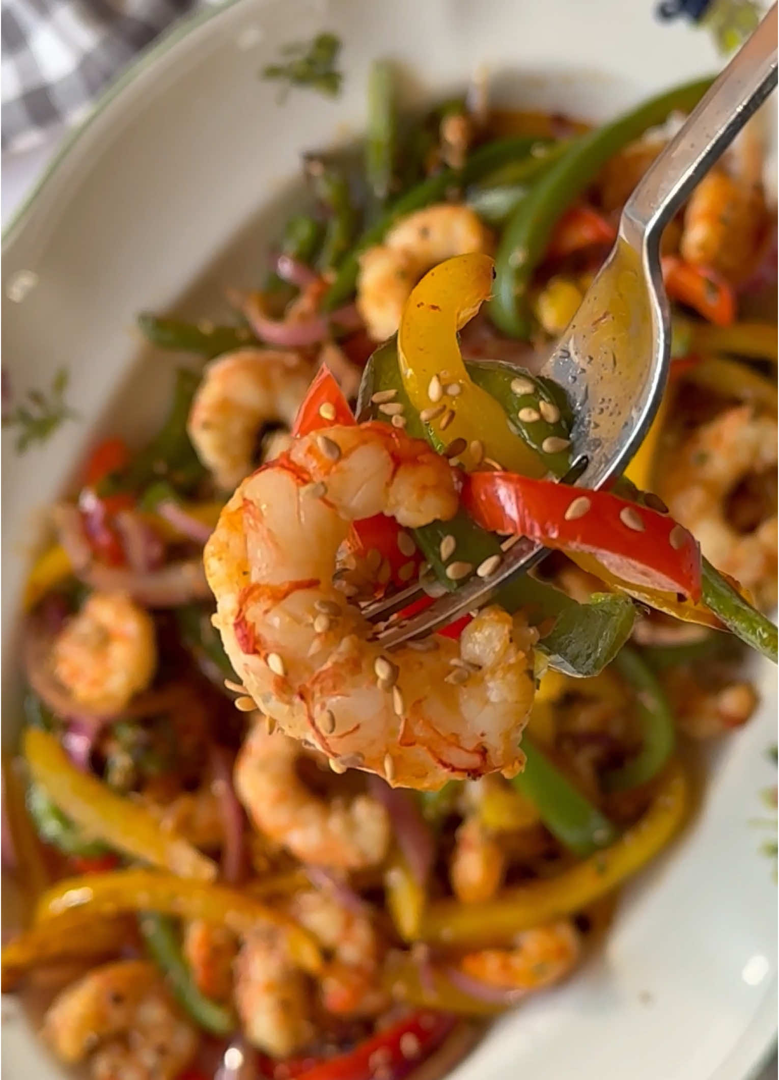 💡IDEA DE CENA en 10 minutos en Airfryer  Si como a mi, te han sobrado gambones esta Navidad, prepara esta receta en un plis plas. Una idea de comida o cena súper fácil, rápida y deliciosa 😋Toma nota, te va a encantar🥰 ✨INGREDIENTES  ✔️400 gr de gambones congelados  ✔️1 cebolla  ✔️1 pimiento rojo ✔️1 pimiento verde ✔️1 pimiento amarillo  ✔️AOVE ✔️Chorrito de soja  🌿Especias todas son TodoEspecias.com 👉🏻10% dto con mi código ROSA10 ✔️1 cdta de Condimento de la Alegría  ✔️1 cdta de Ají dulce ✔️1/2 cdta de pimentón dulce  👉🏻Ponlo todo en la cesta  y a la Airfryer 10 min a 200°, removiendo a mitad de cocción. 🔥También se puede hacer en el horno, 15 min las verduras, después añades los gambones y 10 min más. Un besote😘 #megustacomersano #gambones #gambas #langostinos #airfryer #airfryerrecipes #cenasrapidas #cocinafacil #freidoradeaire #recetasenfreidoradeaire #ideadecenarapida #ideadecomida #ideadecena #recetarapida #cenafacilyrica #cenafacil #cenasana #cenasaludable #cenaexpress #cenafacilysaludable 