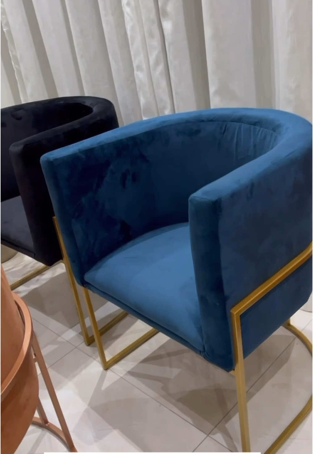Poltronas Betinna R$ 495,00 Uma poltrona luxuosa e ótima para receptivo * - Suporta até 120kg - Espuma D26 assento e encosto - Tecido veludo - Base metálica estrutura Aço metalon e tubo - Pintura eletrostática Cor da estrutura metálica: rose, dourado e preto. (Fabricamos a cor de estrutura e assento desejado) Visite-nos na Rua Padre Adelino, 1953 - Tatuapé, pertinho do shopping e da Praça Silvio Romero. Quer saber mais? Entre em contato pelo WhatsApp: (11) 94994-9784 ou acesse tapetesvale.com. Estamos ansiosos para recebê-lo! • #poltronas #poltrona #poltronaopala #poltronabetina #betinna #betina #poltronasopala #decor #Home #feed #explorar #bras #bras #tatuapé