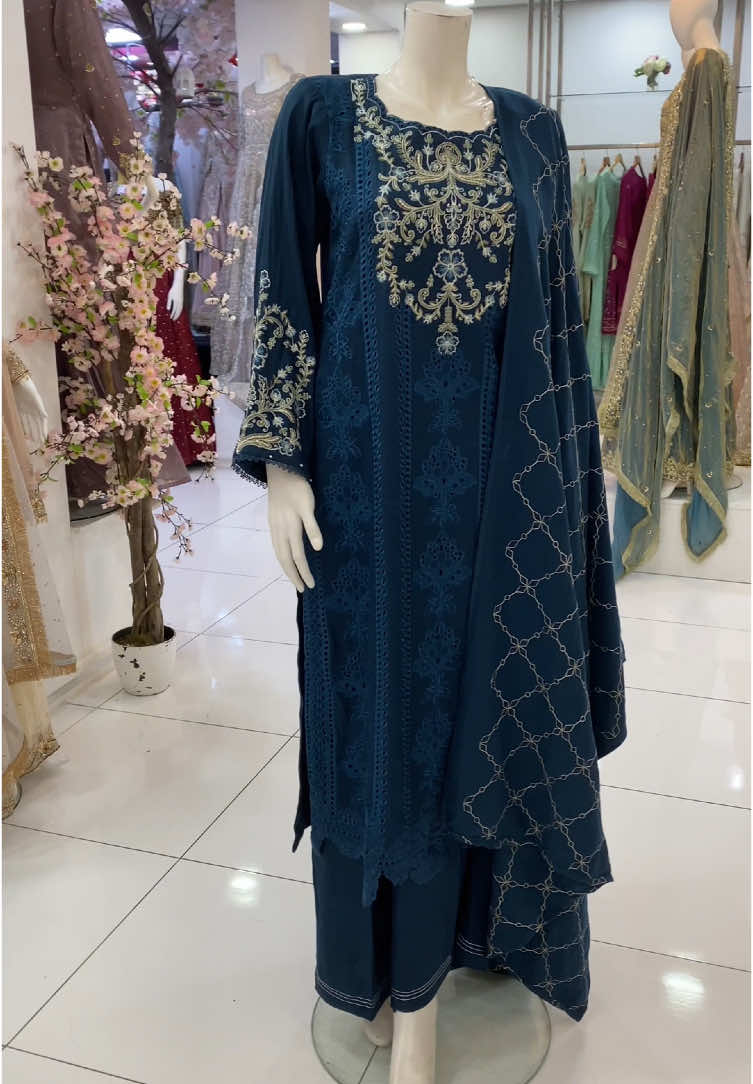 New arrival 🤍 #wintercollection #newin #backinstock #navy #newcollection #partywear #readymade #3pcsuit #trend #pakistanistreetstyle #mua #foryouu 