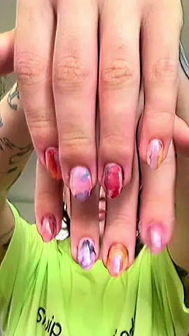 você conhece a #emmalarsson ? a artista foi inspiração para as #unhasdecoradas da vez!  achei um luxo #esmalte aquarelavel! 