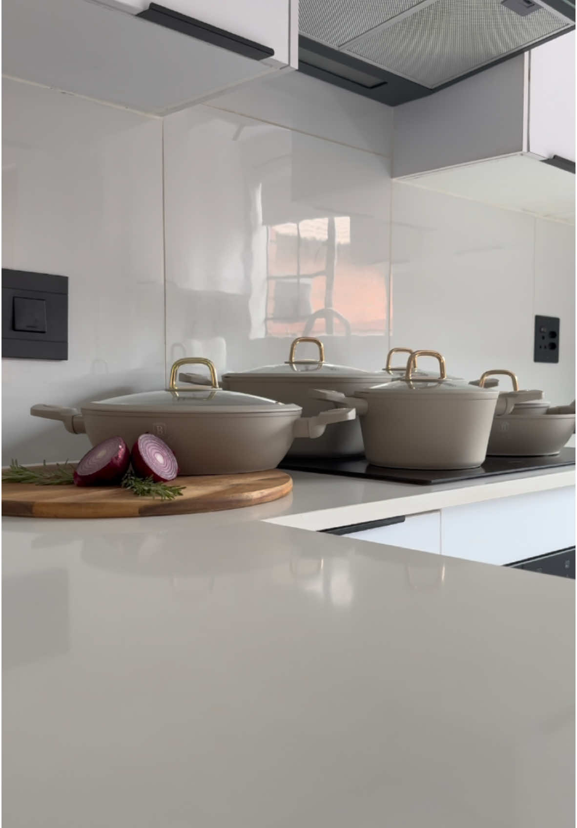 Berlinger Haus Non-Stick Pots have been a reliable choice in my kitchen for several years. I’ve owned a rose gold set for five years, but with my newfound appreciation for minimalist interiors, I’ve been searching for a new set that’s both aesthetically pleasing and matches my kitchen. When I saw this set at 30% off on @takealot.com , I couldn’t resist—I ended up buying two sets! Even better, this set features Titan Pro coating, unlike my previous one, which had a non-stick marble coating. I absolutely love it! For those who need a bit of convincing, I’ve filmed a cooking video to demonstrate the non-stick performance and how easy it is to clean. I got the 15-piece set for R3499, the stainless steel knife set for R479, and the 28cm shallow pot for R809. #Kitchen #BerlingerHaus #MinimalistKitchen #CookwareGoals #NonStickCookware #TakeALotFinds #KitchenInspo #SouthAfricanHome 