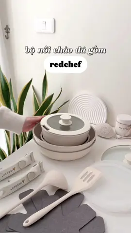 sắm bộ nồi chảo Redchef này có hứng nấu ăn hơn hẳn ạ 😚 #Mia🍼Family #mevabe #nhacuadoisong #chaochongdinh #redchef 