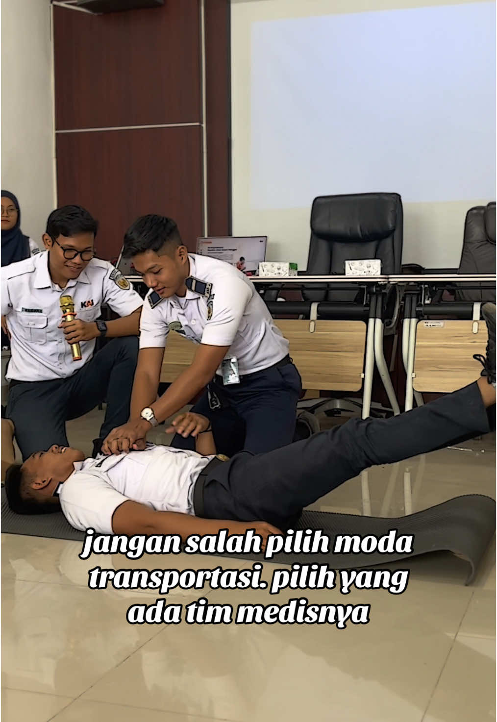 Jangan salah pilih mode transportasi. Pilih yang ada tim medisnya, bahkan crew non medisnya sudah terlatih menangani kegawatdaruratan. Yuk naik kereta api