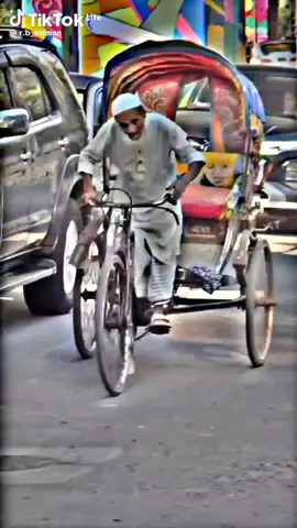 বৃদ্ধ বয়সে তবুও রিকশা চালাচ্ছে 😟😟😟