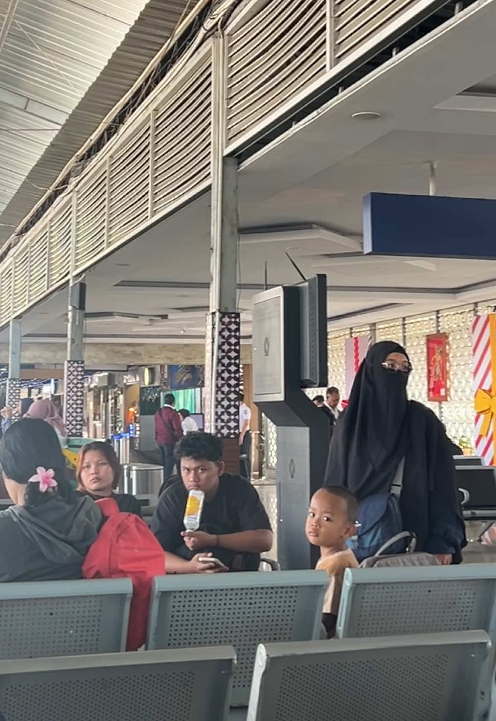 mentahan video di stasiun krl lempuyangan buat story wa instagram status whatsapp #videomentahan #storywa #storywhatsapp #mentahanvideo #statuswa #prankstorywhatsapp #statuswhatsapp #mentahan #stasiun #lempuyangan 