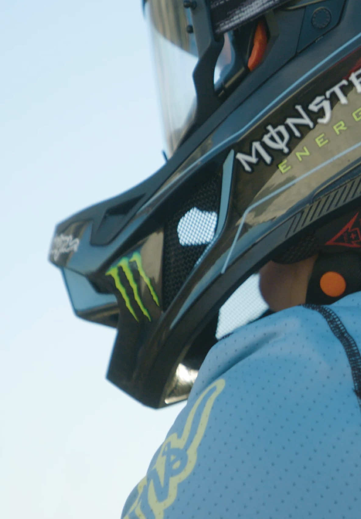 Can anyone guess the name of our new DH rider? Announcement coming tomorrow… 👀 #MyCanyon #CLLCTV #CanyonCFR #DH #Downhill 