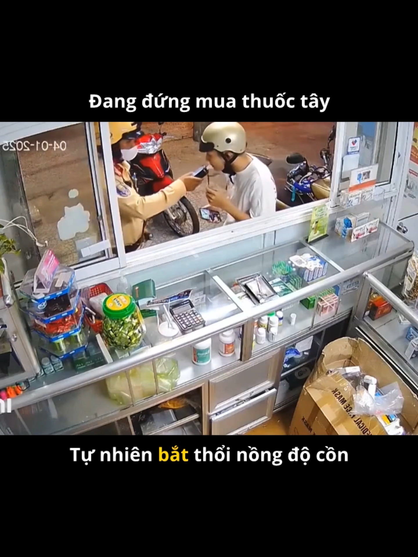 Đang đứng mua thuốc tây, tự nhiên bắt thổi nồng độ° cồn