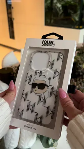 Přejeme Vám krásný den🩶 Dnes Vám chceme představit Karl Lagerfeld IML Electroplated Karl Head Zadní Kryt pro iPhone 15 Pro TransparentKarl Lagerfeld IML Electroplated Karl Head Zadní Kryt v Transparentí verzi! Tento kryt je dostupný pro: -iPhone 15/Pro/Max Jestli máte rádi jednoduchý, ale přitom luxusní design, tento kryt vás dostane. Kryt je průhledný, takže nechá vyniknout barvu vašeho telefonu, a zároveň má ikonický motiv Karla Lagerfelda s metalickým efektem, který mu dodává ten správný šmrnc. Materiál je odolný proti poškrábání a skvěle sedí na telefona. Výřezy jsou přesné, takže všechna tlačítka a porty jsou snadno přístupná. A co je nejlepší? Tenhle kryt není jen praktický, ale hlavně vypadá fakt skvěle jako módní doplněk - ideální pro každodenní nošení po městě, ale i pro speciální události.  Zakupte na sc-store.cz!🩷 #unboxing #unboxingvideo #unboxingasmr #phonecase #phonecases #phonecaseshop #luxury #luxurylifestyle #viral #foryoupage #foryou #fyp #fy #explorepage #explorepage✨ 