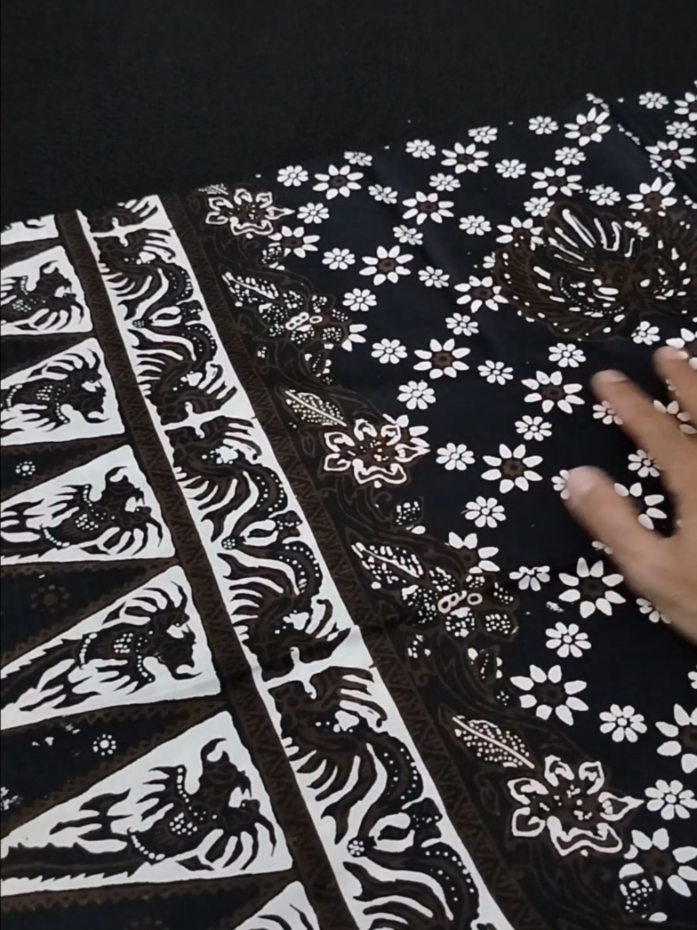 Sarung Batik Santri Kekinian, Motif Gus Iqdam Truntum #sarung #sarungbatikpekalongan #sarungbatik #sarungkekinian #diskontiktokshop #sarunginstananak #sarungbatik #sarungan #sarungpria 