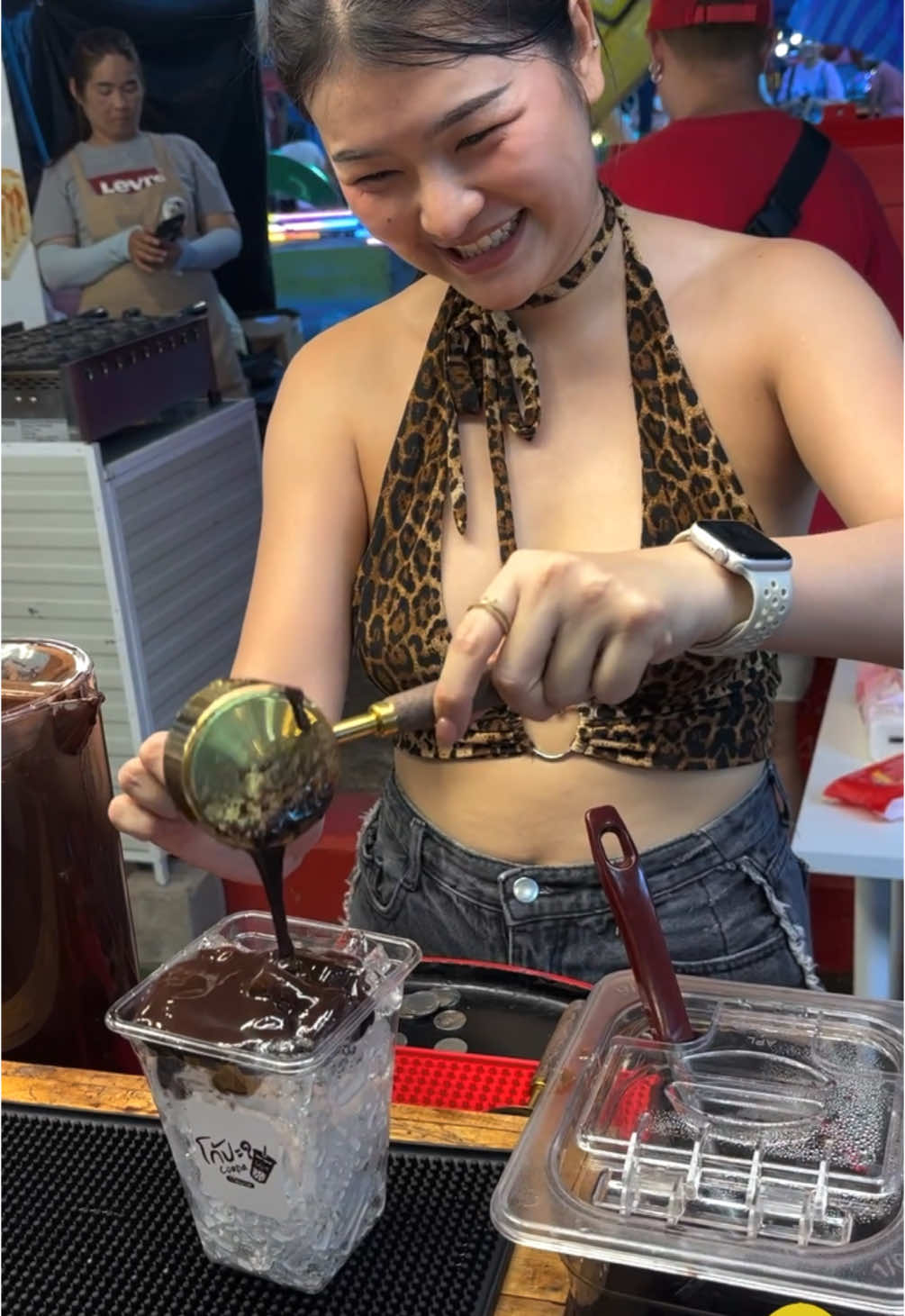 Cute Girl Sells Sticky Cocoa Drinks in An Annual Thai Festival. | โก้ปะ? #foodvendor #streetfood #thaigirl #thailadies #thaiwomen #thaistreetvendor #แม่ค้าในประเทศไทย #โก้ปะ? #งานนมัสการหลวงพ่อโสธร @BowvyBo 
