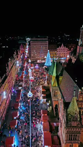 Christmas Market Magic in Wrocław’s Market Square! ✨ Wrocław’s Christmas Market is one of Poland’s most magical winter destinations 🎄. With glowing lights ✨, charming stalls offering handmade crafts 🎁, festive treats 🍷🍪, and a joyful atmosphere, it’s an unforgettable experience for everyone. The heart of the market beats in Wrocław’s beautiful Market Square 🏰, surrounded by colorful historic buildings. The aroma of mulled wine 🍷, roasted chestnuts 🌰, and the sound of Christmas music 🎶 make it a festive paradise. The lively carousel 🎠 and sparkling decorations add to the enchantment. Drone shots showcase the market’s full glory from above – twinkling lights ✨, bustling crowds 👥, and the magical ambiance.  But Wrocław has so much more to offer! Known as the 