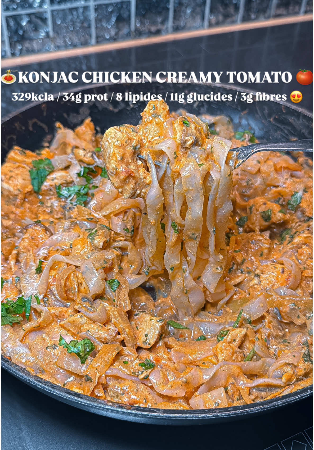 🍝KONJAC CHICKEN CREAMY TOMATO 🍅 329kcla / 34g prot / 8 lipides / 11g glucides / 3g fibres 😍 . . Enregistre la publication si tu comptes reproduire cette recette 🫶🏼 . . Identifie un ami qui devra te faire cette recette et dis moi en commentaire ce que tu en penses 👨‍🍳 . . Un petit like, commente et partage pour la force ❤️ . . 🇫🇷Les ingrédients pour cette recette (2 assiettes )🍽 :   - 🐓300g filet de poulet  - 🍝160g konjac  - 🧂1 càc sel / poivre / paprika / ail et fines herbes / épices italienne - 🫒1 càc huile d’olive  - 🥣1 càs skyr  - 🧅1 oignon  - 🍄‍🟫5 champignons  - 🌿Persil  - 🥣2 yaourt de soja 🇬🇧The ingredients for this recipe 🍽 : - 🐓300g chicken fillet - 🍝160g konjac - 🧂1 tsp salt / pepper / paprika / garlic and fine herbs / Italian spices - 🫒1 tsp olive oil - 🥣1 tbsp skyr - 🧅1 onion - 🍄‍🟫5 mushrooms - 🌿Parsley - 🥣2 soy yogurts #recettefacile  #recette  #halal #tiktokfood #tiktokacademie #pourtoi #fyp #healthy #protein #konjac #pasta 