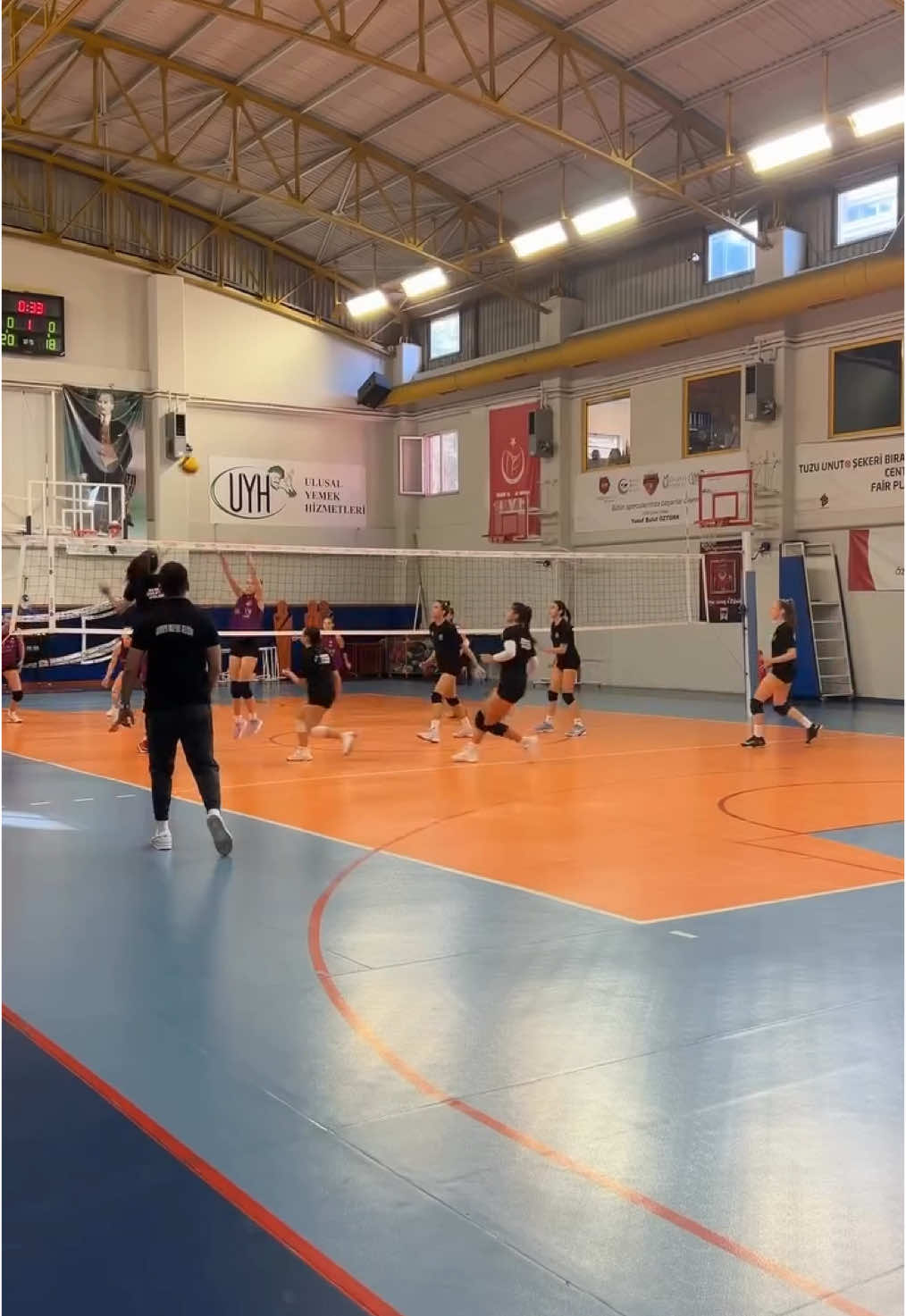 Hoca sözü dinleyenleri görelim 🙋🏻‍♂️ * * * * * #sports #volleyball #volleyballplayer #volleyballgirls #training #warmup #performance #coordination #strength #agility #speed #focus #discipline #motivation #volleyballteam #volleyballcoach #bireyselantrenör #bireyselvoleybolantrenmanı #voleybol #voleybolantrenmanı #voleyboleğitimi #voleybolbireysel #bireyselantrenman