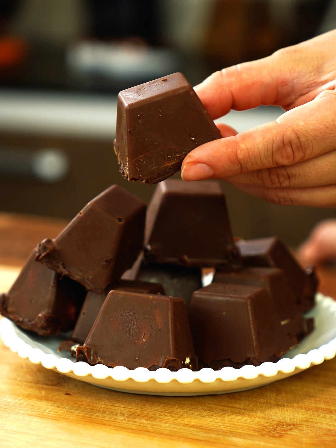 Bombom Gelado na Forma de Gelo! Prepare uma vez e tenha vários para quando quiser um docinho INGREDIENTES: - 300g de chocolate para cobertura - 200ml de creme de leite fresco gelado - 200 g de doce de leite - Sugestões de recheio: banana e nutella MODO DE FAZER: Derreta o chocolate em banho-maria ou no micro-ondas (de 30 em 30 segundos). Com uma colher, espalhe uma camada fina de chocolate em cada espaço de uma forma de gelo. Leve ao congelador até endurecer. Na batedeira, bata o creme de leite fresco bem gelado até o ponto de chantilly (fica firme, mas não muito rígido). Acrescente o doce de leite e bata novamente até obter uma mistura homogênea e cremosa. Retire a forma com o chocolate do congelador e recheie com o creme e, se desejar, adicione pedaços de banana e nutella. Finalize cobrindo com mais chocolate derretido para selar os bombons e leve ao congelador até que os bombons estejam completamente firmes. Desenforme e sirva! #foodmakers #receitas #culinaria #bombom #chocolate #docinhosfáceis