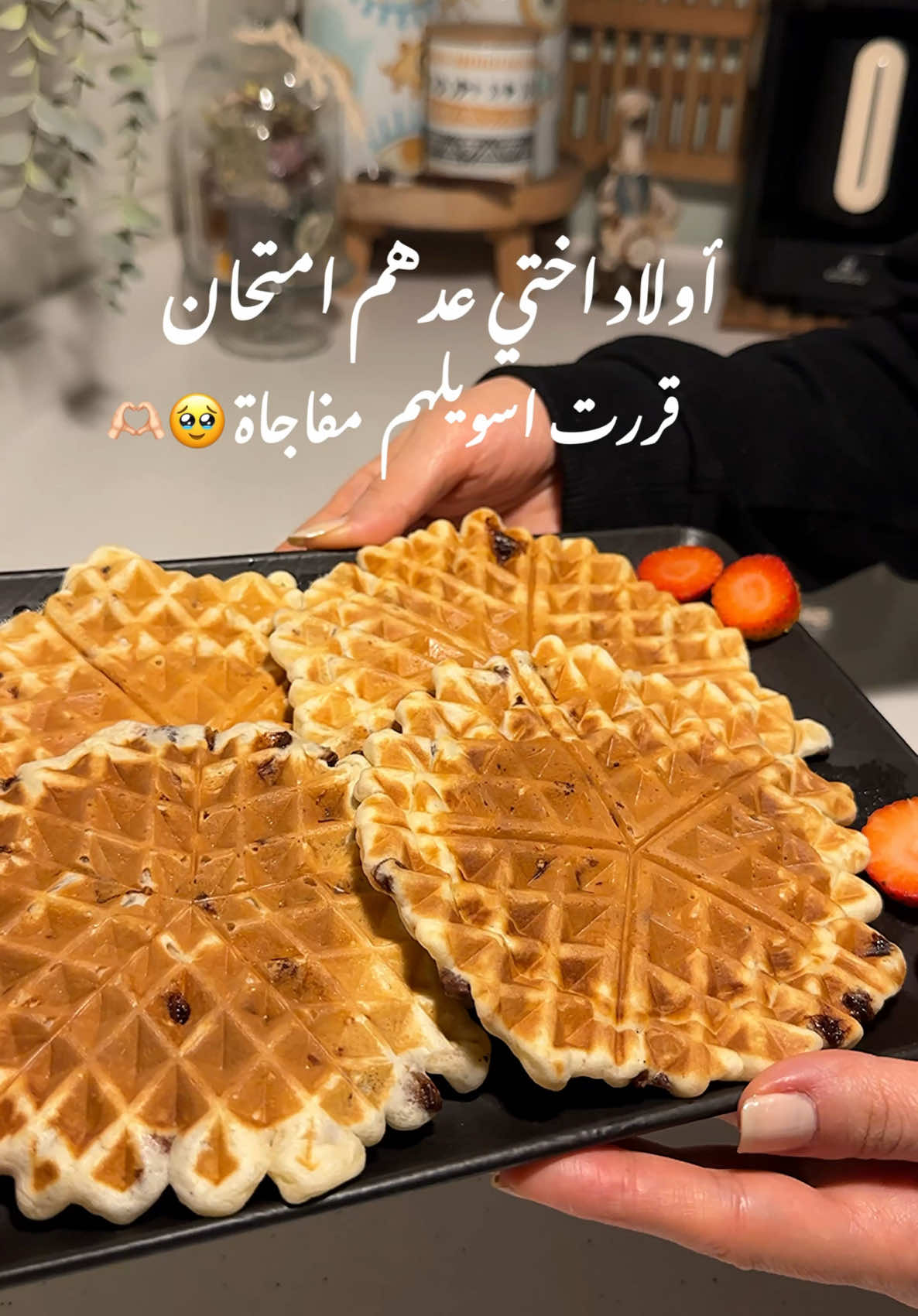 سويت اطيب بان كيك 🥞 ووافل تشجيع لأولاد اختي  انتو هم شجعو أطفالكم وسويلهم شغلات يحبوها تخفف عنهم ضغوطات الدرس والامتحانات وفرحوهم 😍😍🤍❤️🫶🏻 . . المكونات اللي دائما استخدمها وتنجح معاي  بيضة واحدة /:ملعقتين سكر//ملعقتين زيت//كوب حليب//ظرف بيكنج باودر//رشة ملح//فانيلا//كوب وربع طحين منخول ضاعفت الكمية لان سويت كمية كبيرة اهم شي جميع المكونات بحرارة الغرفة ……. #بان_كيك_لذيذ #بانكيك #بانكيك_بالشكولاته #اكسبلورexplore #وافل #ترندات_تيك_توك #اكسبلوررررررر 