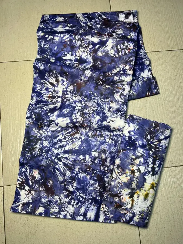 Adire batik on cotton.  .. 5yards. retail 14000naira  wholesale 13000naira moq 3pieces  .. to order can send a direct message to +2348166346032 .. To enjoy more amazing prices join our wholesale group on WhatsApp.   we deliver worldwide 🌐 