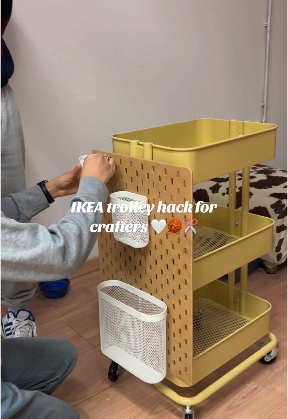 Ik heb een pegboard van de Ikea met tie wraps aan de zijkant van mijn trolley vastgemaakt, waardoor ik nu nog meer opbergruimte heb !!Ideaal voor iedereen die veel knutsel/werkspullen heeft 🥹🥹 #DIY #ikeahack #crafttok #fyp 