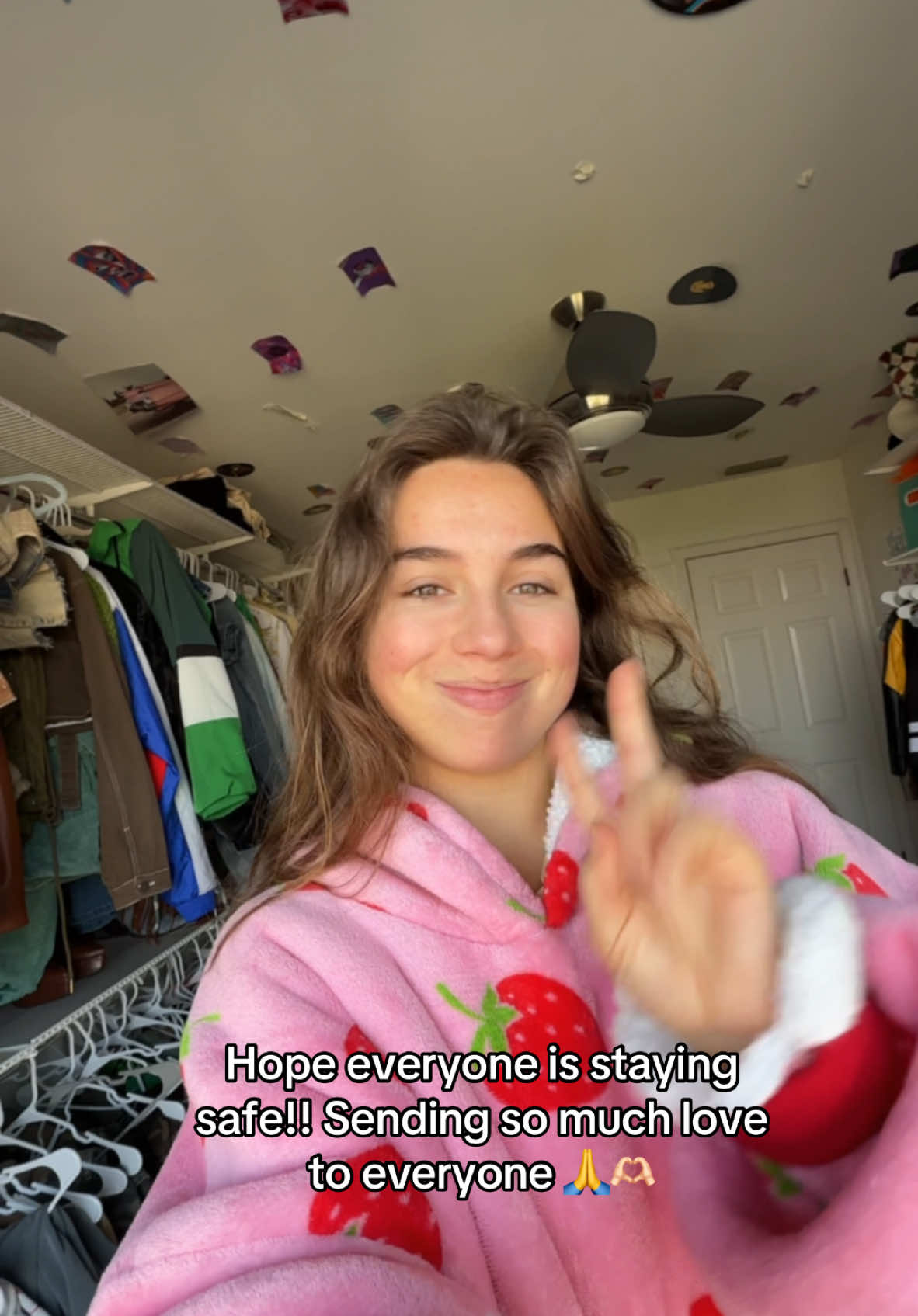 What my yesterday looked like. This was one of the most stressful situation I lived and I am so thankful that I’m safe and my home is safe as well. I will keep you updated and I am sending all the love in the world to everyone in LA!!! Thank you to all of the firefighters who are risking their lives to keep us safe!!!! ❤️ #fire #LA #wildfires