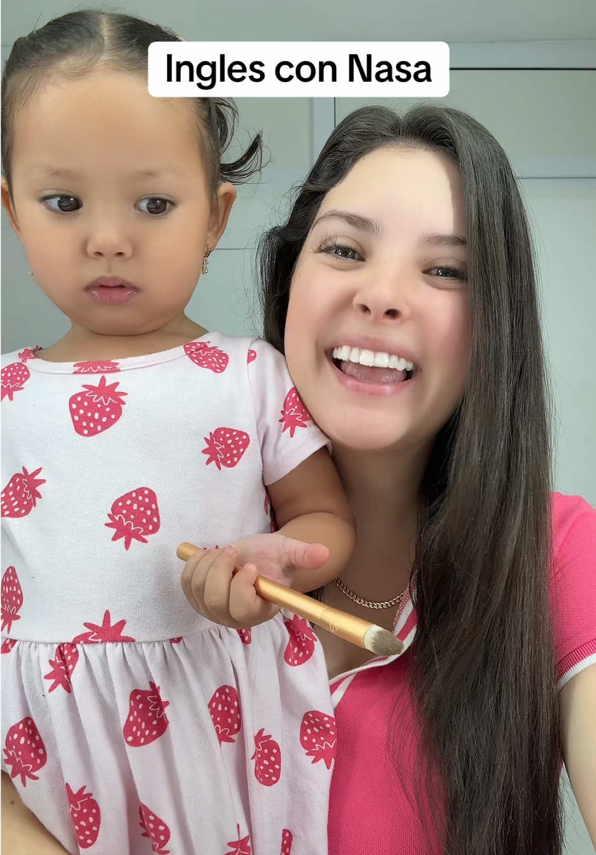 Enseñando a mi hija inglés! Paso a paso 💕 la amo @Nasa Lumar Chigua Melillo #babynasa #chapinesenusa🇬🇹💙🇺🇸 #usa_tiktok #platicascondeanna #latinostiktok #englishvideo #inglesconnasa #english #videoseningles #hellomucha🇺🇸🇬🇹 #ingles #aprendiendoingles #usa🇺🇸 