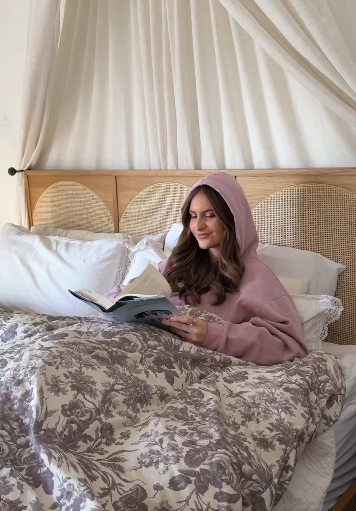 Sorry, I’m booked & busy honey 😮‍💨📚💅🏻 #imadiva #bookaddict #booklover #BookTok 