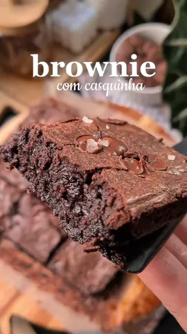 Receita de Brownie 🍫🤎 Vocês pediram a receita de brownie 😍, por isso hoje eu trouxe essa receita super fácil. Bora aprender? 🫶 Ingredientes:  • 200 g de açúcar (metade refinado e metade mascavo)  • 100 g de manteiga sem sal ou margarina  • 20 ml de óleo  • 142 g de chocolate amargo  • 84 g de farinha de trigo  • 50 g de cacau em pó 100%  • 4 ovos (em temperatura ambiente)  • 1/2 colher de chá de sal  • 1 colher de sopa de extrato de baunilha  • 1 barra extra de chocolate amargo para ficar bem chocolatudo  Modo de preparo:  1. Unte uma assadeira e forre com papel manteiga.  2. Em uma panela, doure a manteiga em fogo baixo.  3. Em uma tigela, misture os 142 g de chocolate amargo com o óleo e, em seguida, adicione a manteiga ainda quente. Misture até que o chocolate esteja completamente derretido.  4. Em outra tigela, bata bem os ovos com o açúcar. Depois, incorpore essa mistura ao chocolate e à manteiga. (✨️Dica: Bata muito bem os ovos e o açúcar, isso é o que faz formar a casquinha).  5. Adicione o extrato de baunilha e o sal, misturando delicadamente.  6. Peneire o cacau em pó e a farinha sobre a tigela e misture delicadamente. (✨️Dica: não mexa demais após adicionar a farinha para evitar ativar o glúten, o que pode deixar o brownie com textura de bolo).  7. Jogue a barra de chocolate triturada por cima da massa, misture levemente, e em seguida despeje a massa em uma assadeira.  8. Leve ao forno preaquecido a 180 graus por 20 a 25 minutos. (✨️No meu forno tive que deixar em 170 graus por 30 min) Espere esfriar totalmente antes de comer  #receita #brownie #brownierecipe #doce  #sobremesa #chocolate #confeitaria #receitasimples #receitadedoces #aesthetic #baking #bakingtiktok #fyp #foryoupagе 