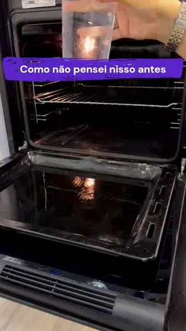 Manter o forno limpo sem usar químicos é mais fácil do que parece! Este método caseiro é super eficaz e prático. Basta misturar 2 litros de água, vinagre, sal de limão, bicarbonato de sódio e meio limão cortado. Coloque a mistura em um recipiente resistente ao calor e leve ao forno. Ajuste a temperatura para o máximo e deixe por 30 minutos sem abrir a porta. O vapor vai amolecer a gordura e soltar toda a sujeira. Depois, é só passar um pano úmido para finalizar. Para um toque extra, adicione gotas de óleo essencial de limão à mistura – o aroma fresco vai surpreender! #DicaDeLimpeza #FornoBrilhando #LimpezaNatural #limpezadacasa  #TruquesCaseiros 