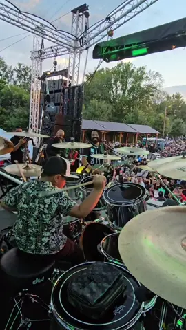 El compita Edwin volvió a sorprender a @Inquietos Del Norte 🥁🔥💯 #losinquietosdelnorte #agradecidoconeldearriba #miamigoeldearriba #edwinbaterista #envivo #corridosalterados #baterista #niño #talento #viral #jaripeos 