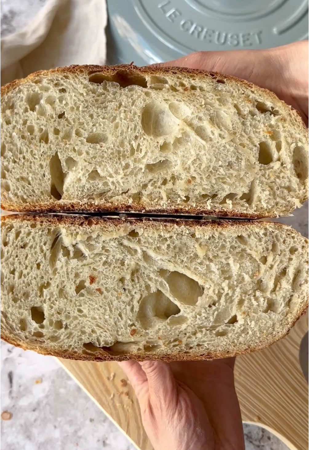Pan de masa madre sin amasado 🥖💛 Por un nuevo año elaborando nuestros panes en casa 🏡 y sin complicaciones 🙂‍↔️ ✨ Ingredientes  10g de sal  365ml de agua fría  104g de masa madre  521g de harina de trigo común Tips para el horneo: 1. Dispón el pan en placa para horno u olla de hierro fundido con tapa y precalentada. 2. Lleva a horno precalentado tapando el pan a 250°C durante 20 minutos, retira la tapa y hornea por 20 minutos más o hasta que dore por completo. 3. Corta cuando esté temperado. Utilicé mi olla de hierro fundido Sea 🌊 Salt @lecreusetcolombia  Masa madre: Cultivo simbiótico de las levaduras presentes de manera natural en alimentos, como los cereales, en especial levaduras como la Saccharomyces cerevisiae, responsable también de la fermentación del vino y la cerveza, y bacterias presentes en el medio ambiente. Autolisis: Es una técnica panadera que consiste en mezclar harina y agua y dejar reposar la masa antes de amasar. Esta técnica permite que el gluten se desarrolle por sí solo, lo que mejora la calidad de la masa.  #masamadre #pan #panaderia #panaderiaartesanal #recetas 
