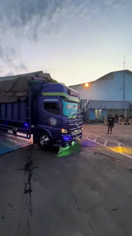 @martin kata kata hari ini dari om kita kakngkung pedas  #kangkungpedas #omkangkungpedas #kangkung #mitrajaya #maumeretiktok🌴 #maumere_manisee #pilotdarat #drivermudapunyacerita #lintastimurmaumere✌️ #lintastimur #drivermuda😎 #sopirlintas #maumeretiktok🌴 #endepride🌴 #surabayaflores #ekspedisiflores #hino500 #maumeregayabebas😉 #endelio #endetiktok🏝️ #endemanise😇 #manggarai_flores_ntt #endefloresntt #labuhanbajokomodo #labuhanbajopulaukomodo #