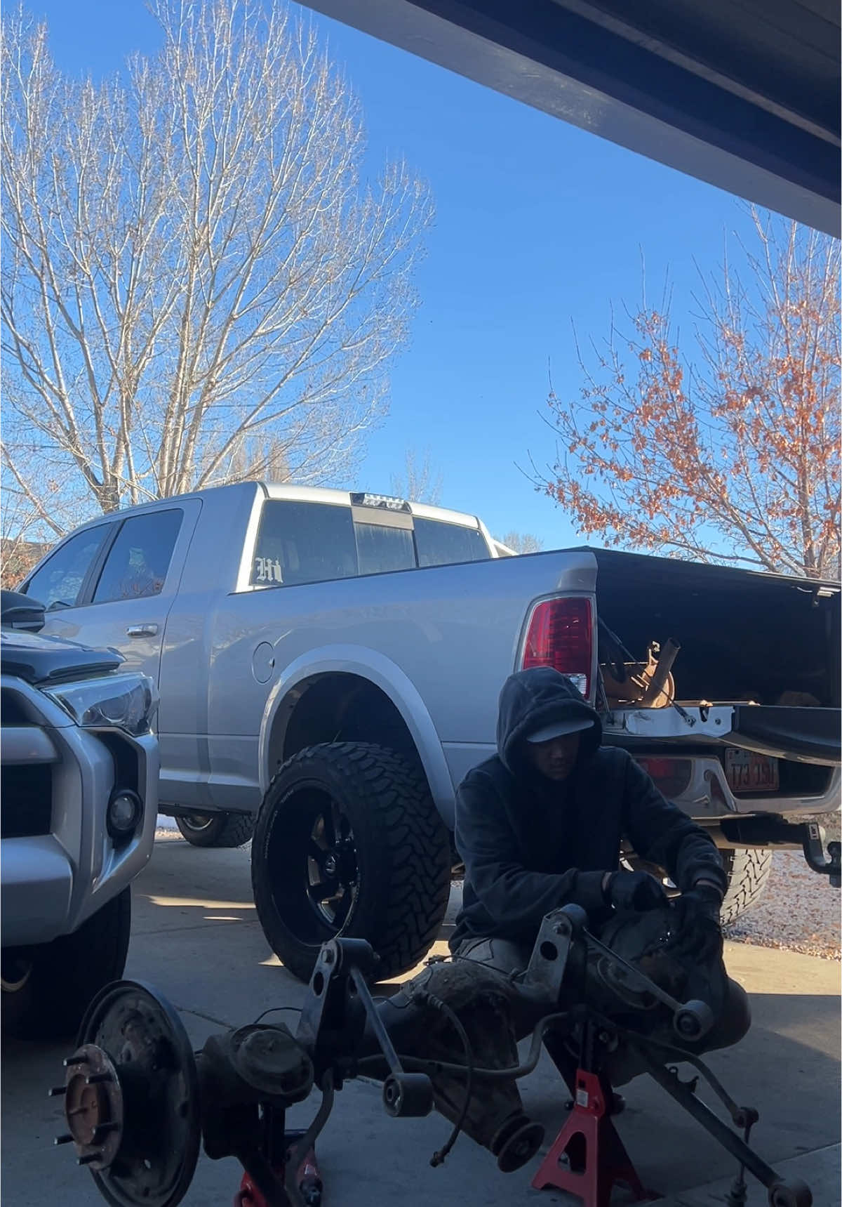 Update on the runner build. Worked on removing the rear axle. Gettin ready to swap it to leafs #toyota #4runner #sas #2ndgen4runnermafia #yotagang #sastoyota 