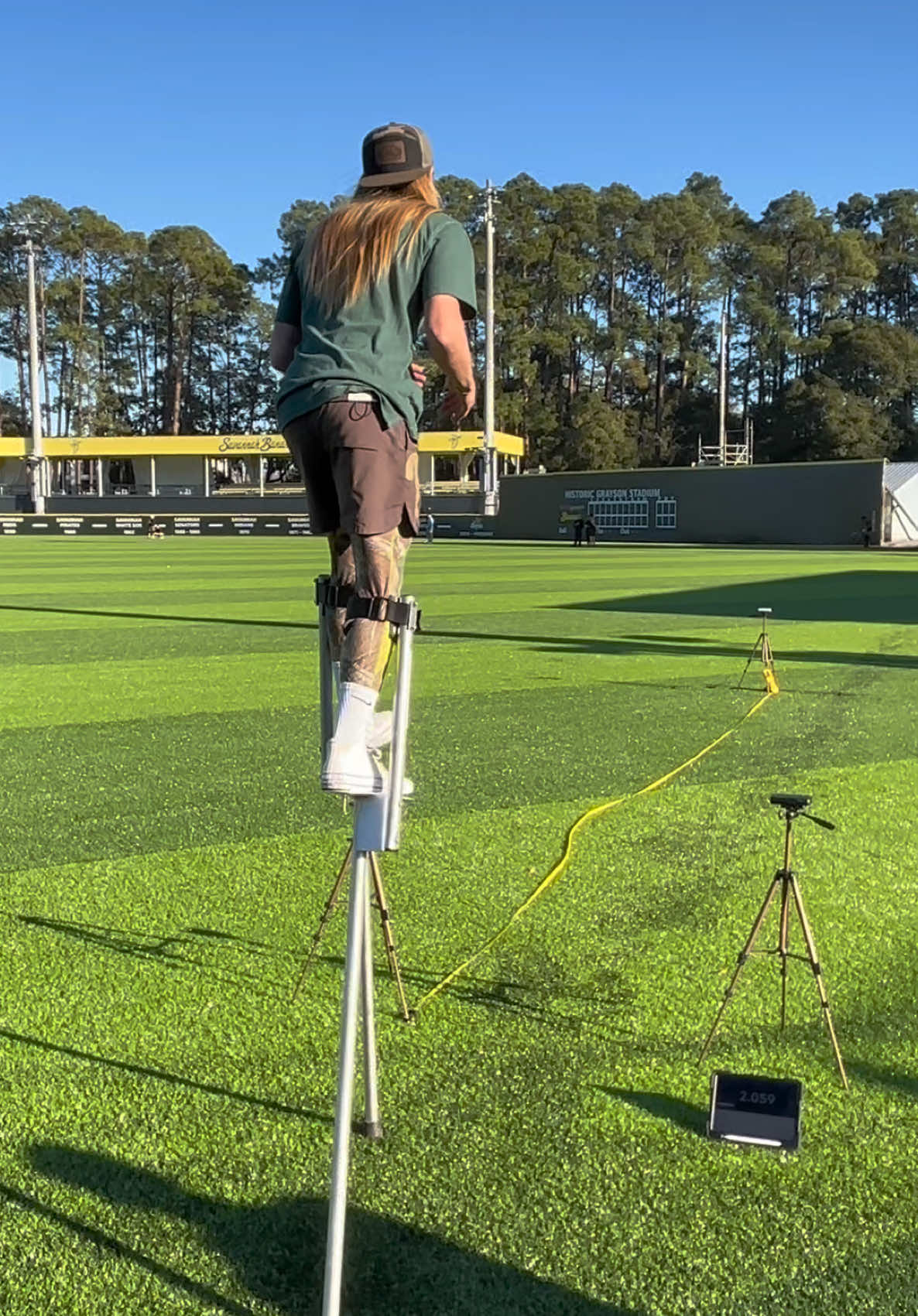 10 yard dash on the stilts vs off the stilts! #springtraining #bananas #stilts #wow #fyp #baseball 