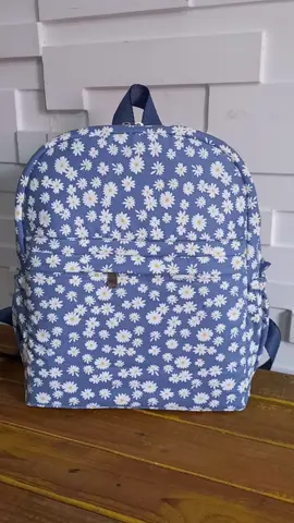Mochila.  Feita em tecido algodão, contém bolso principal e frontal com ziper,bolso interno simples,e alças ajustáveis. 