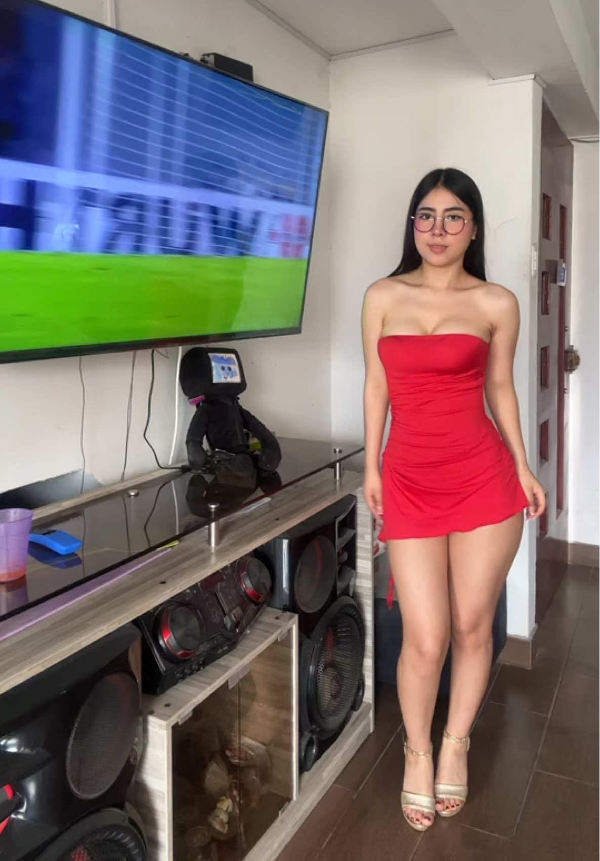 Mira como mueve👀 perdón jajxd// NO pegar el enlacee 