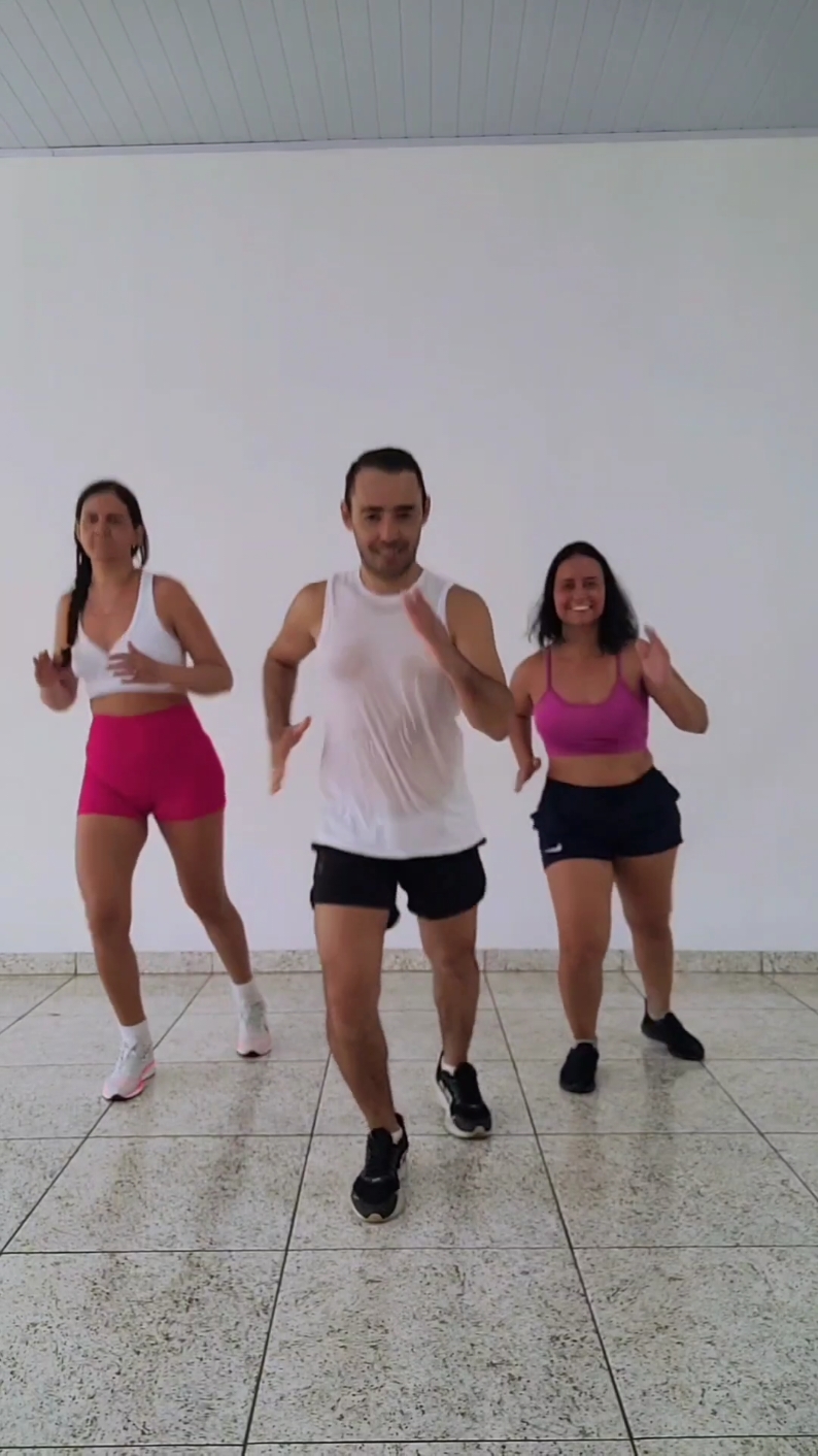 Ritbox é um programa de treino ritmado que combina música, dança e exercícios funcionais, aeróbicos e de luta. O objetivo é queimar gordura, ganhar massa muscular, fortalecer e aumentar a resistência.