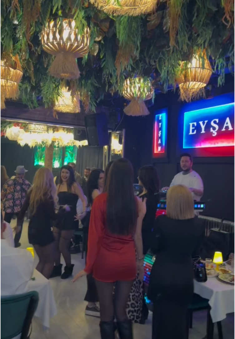 🥂 Eyşan İstanbul , Yeni Nesil Eğlence 💃 Haftanın 7 Günü  🎧 19:30 - 01:30 saatleri arası eğlence  ☎️ Bilgi ve Rezervasyon: 0 (531) 930 86 81  📍İstanbul / Beşiktaş-Fulya