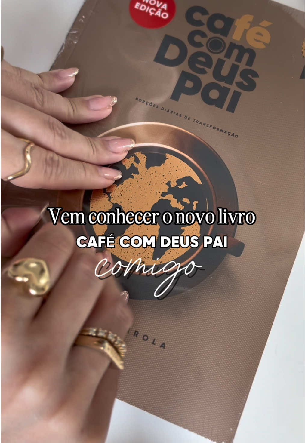 Vem conhecer o novo livro Café com Deus Pai comigo! ☕📖 Com ele, faço minha devocional todos os dias. #cafecomdeuspai #cafecomdeuspai2025 #cafe #devocional #juniorrostirola #deuspai 